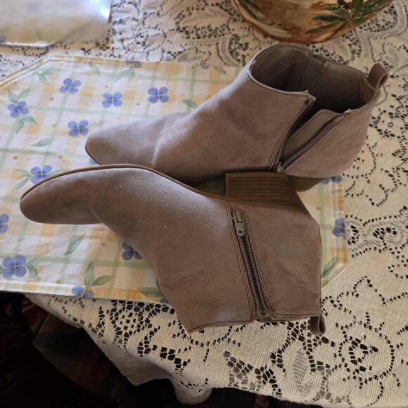 Old Navy faux suade Tan Booties size 8 - Picture 5 of 12